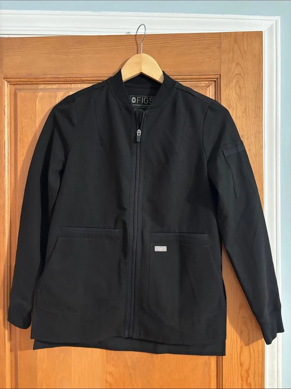 Figs Women's Black Bellery Scrub Jacket - Picture 5 of 7